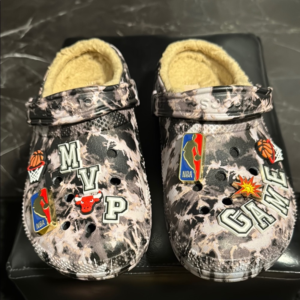 Crocs Lined Multicolor clogs with NBA Charms